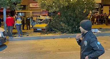 Adana'da ağaca çarpan otomobil ikiye bölündü: 3 ölü, 2 yaralı