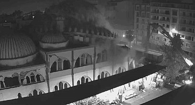 Ağır hasarlı cami yıkım esnasında çöktü, o anlar kamerada