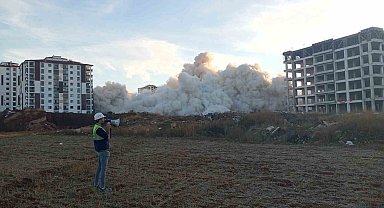 Ağır hasarlı iki blok saniyeler içerisinde yıkıldı