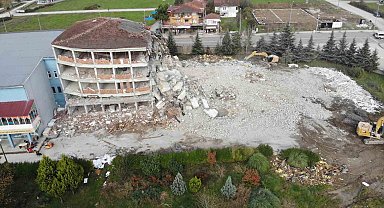 Ağır hasarlı okul yıkılıyor