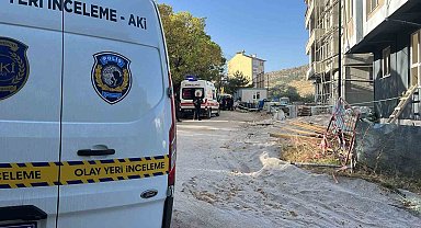 Ağırlığa dayanamayan çatı çöktü: 1 işçi hayatını kaybetti