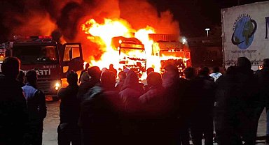 Ağrı'da iki tırdaki ısıtıcılar peş peşe patladı, araçlar alev alev yandı