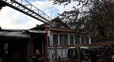 Ahşap evde elektrik kabloları yangın çıkardı: 2 kişi dumandan etkilendi