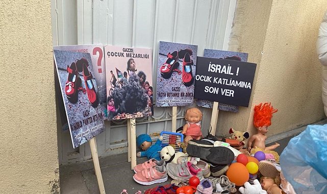 AK Parti Kadın Kolları Başkanı Keşir, İsrail Büyükelçiliği konutu önüne oyuncak bıraktı