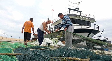 Akdeniz'de fırtına beklentisi: Tekneler kıyıya yanaştı, ağ bakımları başladı