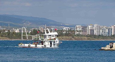 Akdeniz'de fırtına sonrası tekneler açılmaya başladı