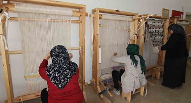 Alanya Belediyesi kurslarında öğrencilere kilim dokuma dersi