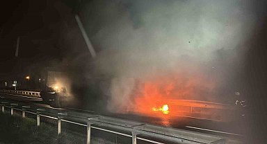 Alevlere teslim olan tırı itfaiye ekipleri söndürdü