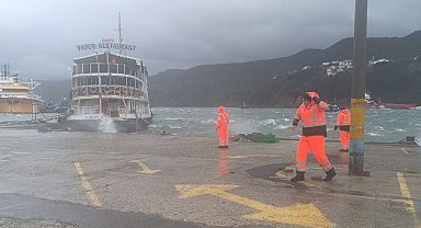 Amasra Limanı'nda tekne battı, restoran geminin ise halatları koptu
