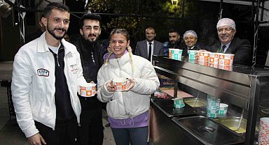 Amasya Üniversitesi'nde sınavlara hazırlanan öğrencilere sıcak çorba
