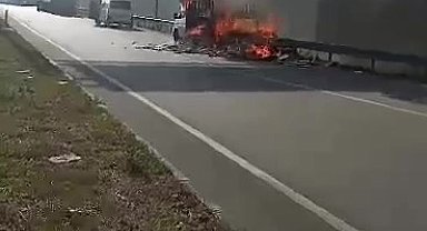 Amasya'da atık karton yüklü pikap yolun ortasında yandı