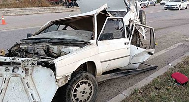 Amasya'da kazada otomobil hurdaya döndü: 2 yaralı