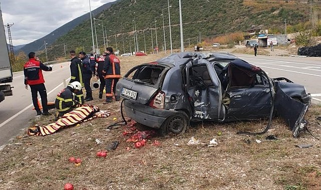 Amasya'da otomobil refüjdeki aydınlatma direğine çarptı: 3 yaralı