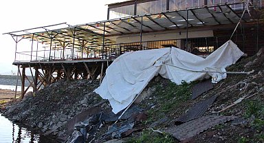 Amasya'da şiddetli fırtına restoranın çatısını ve kamelyaları uçurdu