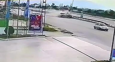 Amasya'daki feci kaza kamerada: İkiye bölünen otomobilden sağ çıktılar