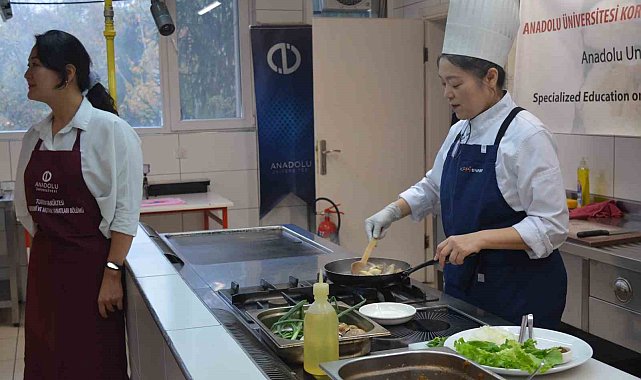 Anadolu Üniversitesi'nde Kore yemeği atölyesi gerçekleştirildi