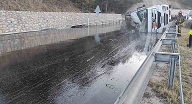 Ankara-İstanbul karayolunda tır devrildi: 1 yaralı