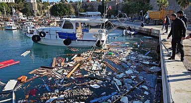 Antalya'da denizin üzerindeki tekne ve ağ parçaları fırtınanın boyutunu gözler önüne serdi