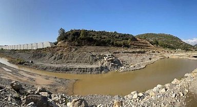 Antalya'da dereden, kaçak kum ve çakıl alındığı iddiası