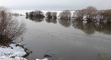 Ardahan'da Kura Nehri'nin yüzeyi kısmen dondu