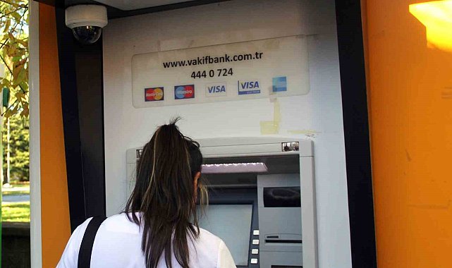Arızalı Vakıfbank ATM'si vatandaşların tepkisine neden oluyor