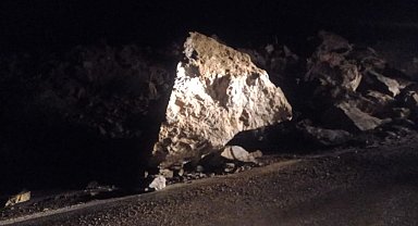 Artvin - Ardahan karayolundaki heyelan yolu ulaşıma kapattı