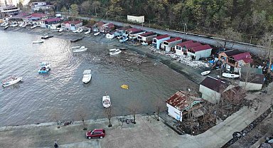 Artvin'de dev dalgaların vurduğu balıkçı barınağında hasar tespitine başlandı