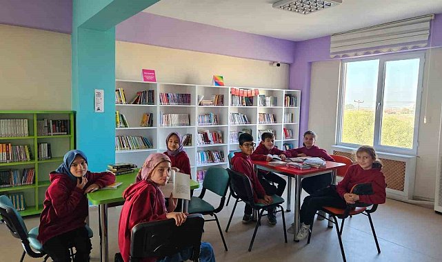 Aslanapa'da öğrenciler bazı dersleri Halk Kütüphanesinde işliyorlar