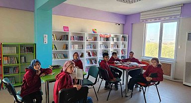 Aslanapa'da öğrenciler bazı dersleri Halk Kütüphanesinde işliyorlar