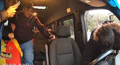 Ataşehir'de caddeyi su bastı, mahsur kalan taksiciyi ve yolcuyu vatandaşlar kurtardı