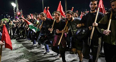 Atina'da 1973 ayaklanmasının 50. yılında binlerce gösterici ABD Büyükelçiliğine yürüdü