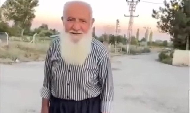 Ayasofya'da kedi sevdiği video ile viral olan Ahmet amca: "Kediye canım kaynadı sevdim, beni filme almışlar"