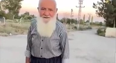 Ayasofya'da kedi sevdiği video ile viral olan Ahmet amca: "Kediye canım kaynadı sevdim, beni filme almışlar"