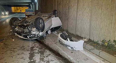 Aydınlatma direğine çarpan otomobil takla attı: 3 yaralı