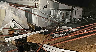 Ayvacık'ta fırtına yazlık evlerle işletmelerin çatılarını uçurdu, ağaçlar ve elektrik direkleri devrildi