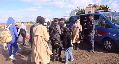 Ayvalık'ta 36 göçmen jandarmadan kaçamadı