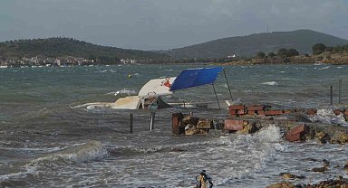 Ayvalık'ta fırtına hayatı felç etti