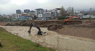 Azgın sel sularında can pazarı...Mahsur kalan kepçe operatörü böyle kurtarıldı