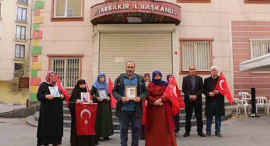 Baba ile anne kaçırılan çocukları için HDP önünde evlat nöbetine katıldı