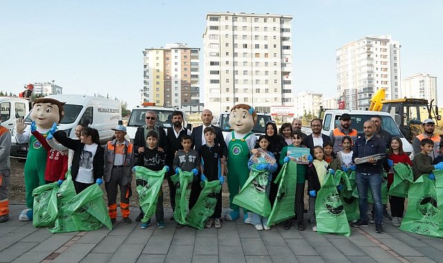 Bahçelievler'de belediye ve öğrenciler çöp topladı