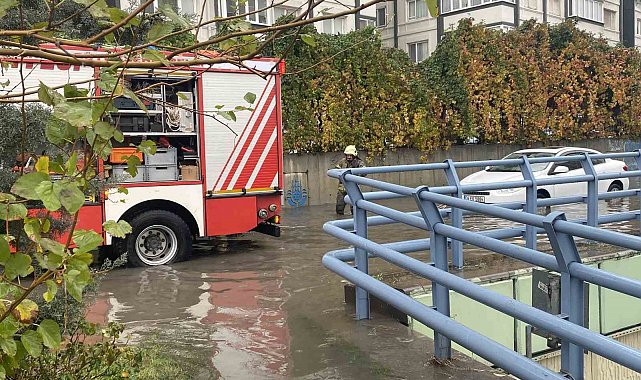Bahçelievler'de bir araç göle dönen yolda mahsur kaldı