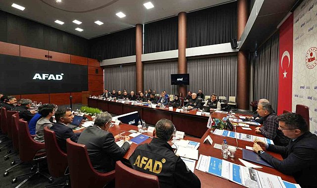 Bakan Yerlikaya, AFAD ile değerlendirme toplantısı gerçekleştirdi