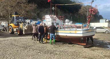 Balıkçıların fırtına nöbeti: Çözümü tekneleri karaya çekmekte buldular