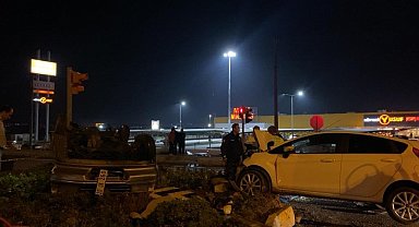 Balıkesir'de iki otomobil çarpıştı: 1 ölü, 2 yaralı