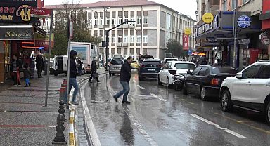 Balıkesir'de sağanak yağış etkisini göstermeye başladı