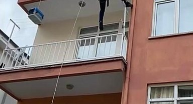 Balkonda mahsur kalan kediyi itfaiye ekipleri kurtardı