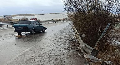 Bariyerlere çarpan otomobilde 2 kişi hafif şekilde yaralandı