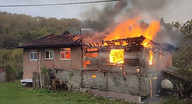 Bartın'da çıkan yangında 2 ev kül oldu