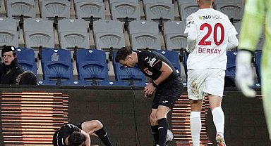 Başakşehir-Pendikspor maçında yardımcı hakem Cemil Tunç sakatlandı