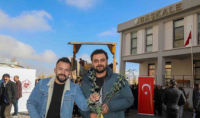 Başkale'de 10 bin badem ve ceviz fidanı dağıtıldı